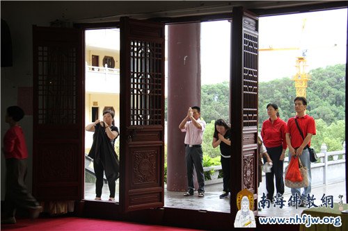 04 被经堂传出琅琅诵经声吸引而来的信众.jpg