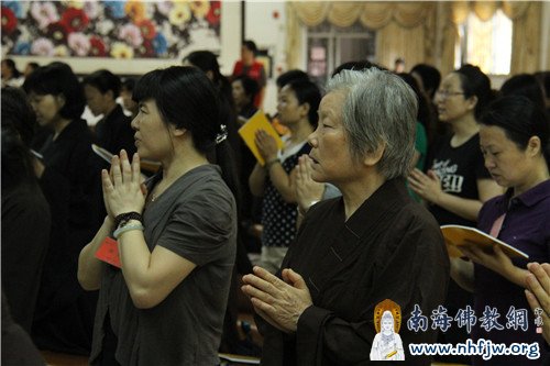 06 专注望着投影上经文的老菩萨.jpg