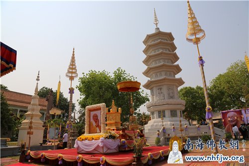 柬埔寨波莱波浪寺恭请本焕长老舍利永久安奉祈福法会现场本焕塔 摄影:顿俊