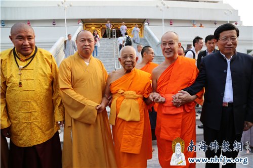 蒋坚永副局长(右一)、印顺大和尚(左二)、堪布多杰大师(左一)与颂德·帕摩诃拉查曼克拉赞长老(中)、帕•蓬玛西提长老(右二)合影留念 摄影:顿俊