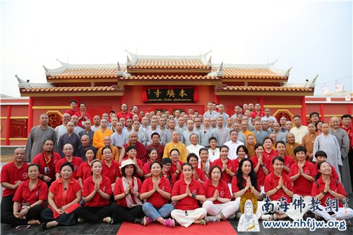 本焕寺落成开光庆典上领导嘉宾、高僧大德以及中泰两国四众弟子合影留念 摄影:顿俊