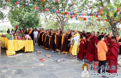 蓝毗尼圣园内,中华寺与多国佛教寺院共同举行浴佛法会