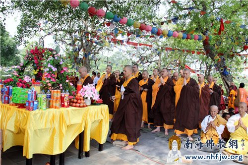 智空法师率领众僧赞佛诵经