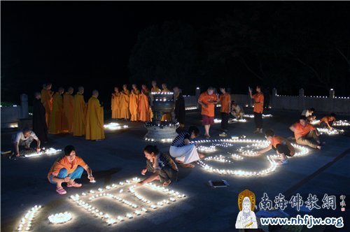 中华寺常住法师与义工们正在为供灯诵经法会做准备
