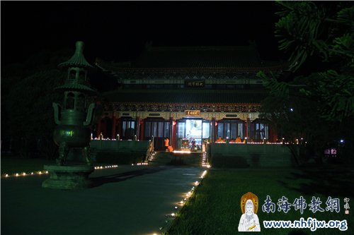中华寺大雄宝殿夜间全景,灯火通明
