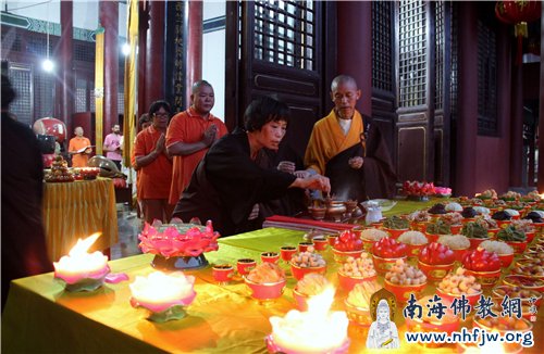 大雄宝殿内,法会进行中
