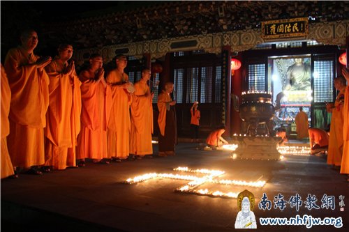在大雄宝殿前诵经祈福