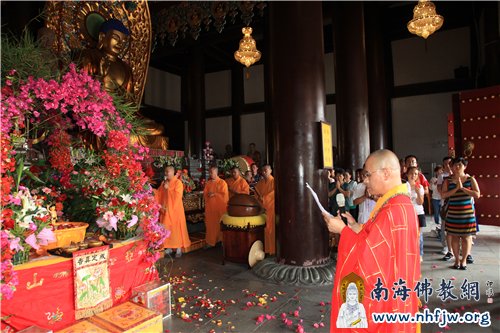 南山寺首座智法法师领众主法