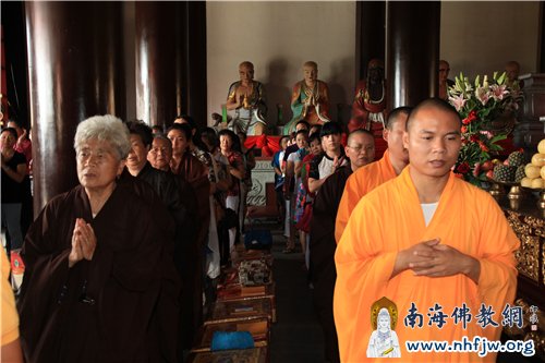 参加法会的僧俗两众,共沐佛恩
