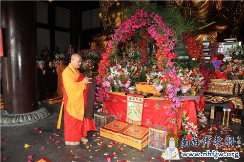 浴佛法会在鲜花散发的香气中进行