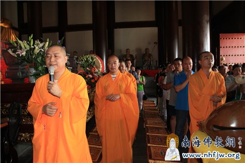 殿内钟鼓齐鸣、梵呗高颂