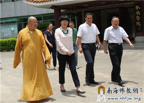 印顺大和尚热情的接待了郭局长一行