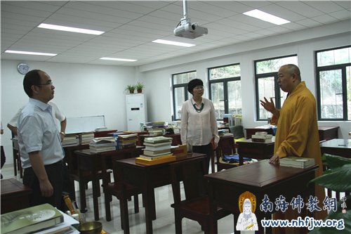 印顺大和尚向郭局长一行介绍本焕学院的基本情况