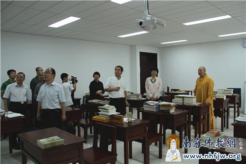 郭局长一行认真看黑板上的讲学内容