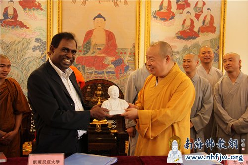 双方互赠礼物
