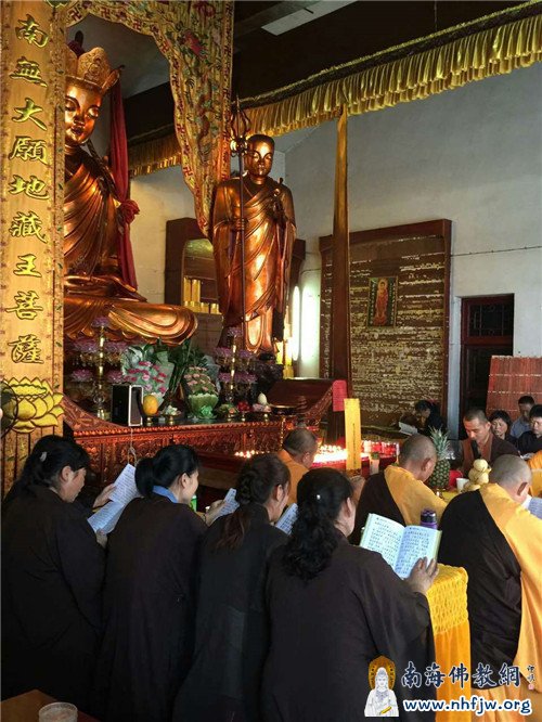 地藏殿内诵《地藏经》,愿逝者早登极乐