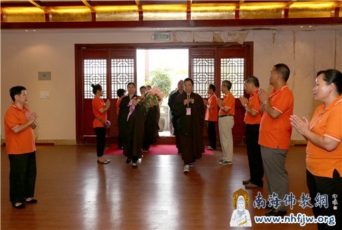 义工菩萨列队恭迎大和尚