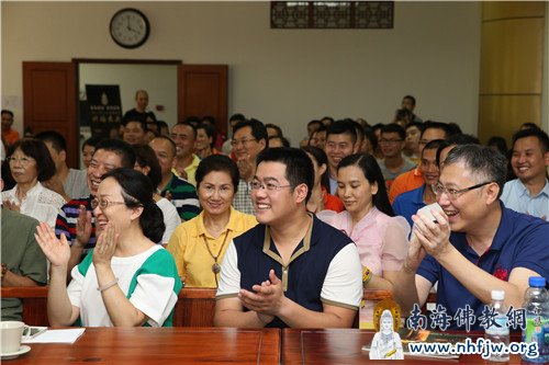 大会现场其乐融融 摄影:邓银生