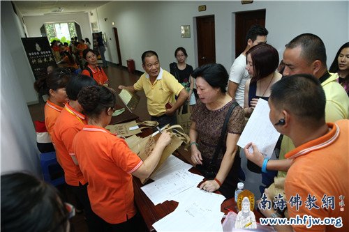 启动大会结束后,各组代表领取小礼品 摄影:邓银生