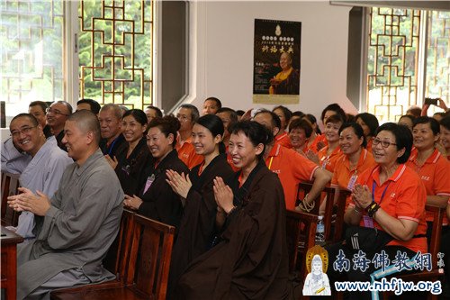 大和尚的精彩开示赢得义工菩萨的阵阵掌声 摄影:邓银生