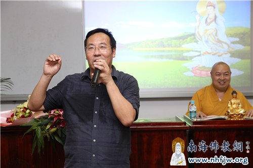 祈福大典石忠耀总导演介绍大会相关活动内容 摄影:邓银生