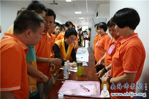 义工们有序登记入场