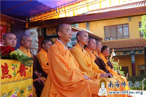 来自全国各地的法师,为在家居士传戒