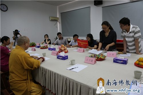 调研组观看了弘法寺义工与罗湖区清水河街道办的有关协议书