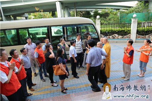 调研组一行对弘法寺义工就梅林社区服务进行实地考察