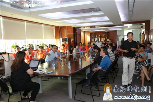 梅林社区相关负责人向调研组介绍弘法寺义工队社区所作出的贡献