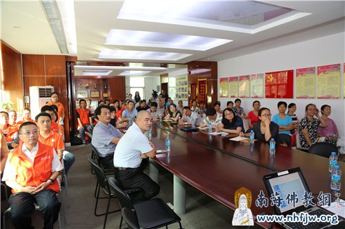 调研组前往梅林社区进行实地考察