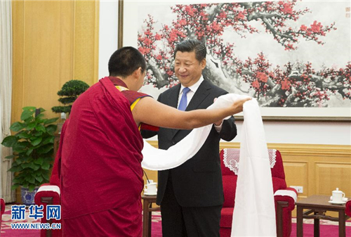 6月10日,中共中央总书记、国家主席、中央军委主席习近平在北京中南海接受班禅额尔德尼·确吉杰布的拜见。这是班禅向习近平敬献哈达。新华社记者 兰红光摄