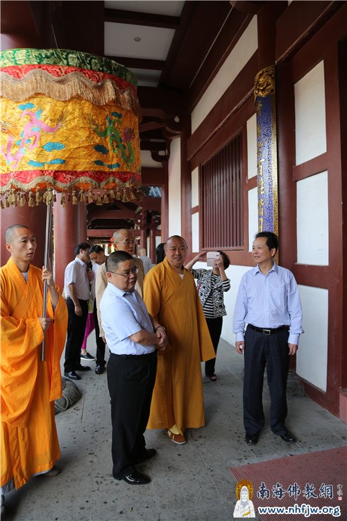 印顺大和尚与湖北省副省长甘荣坤,随州市委书记刘晓鸣参观大慈恩寺 摄影:顿俊
