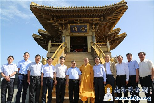 与会领导与印顺大和尚在大洪山慈恩寺金顶合影 摄影:顿俊