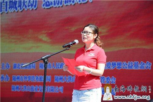 带着孩子们对传统文化的好奇,乡村教师代表上台发言 摄影:顿俊