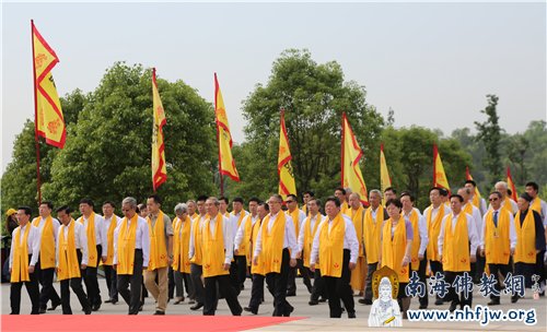 嘉宾们怀着崇敬的心情,陆续步入拜祖广场 摄影:顿俊