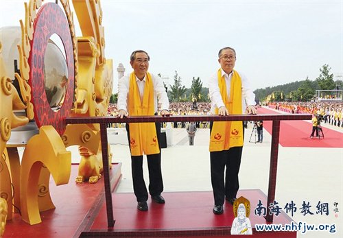 全国政协副主席马飚(左),湖北省委书记、省人大常委会主任李鸿忠(右)恭启圣门