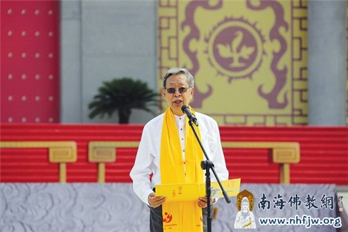 第十届全国人大常委会副委员长、中华炎黄文化研究会会长许嘉璐宣布大典开幕
