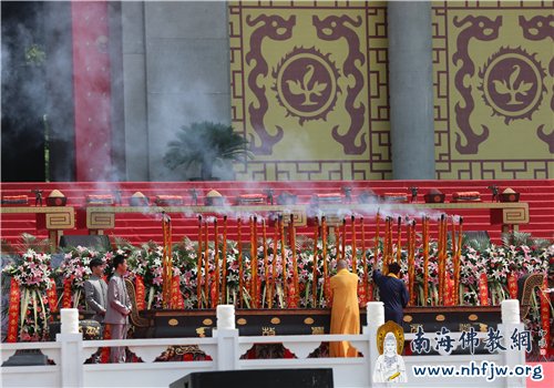 印顺大和尚手持高香祭拜始祖 摄影:顿俊