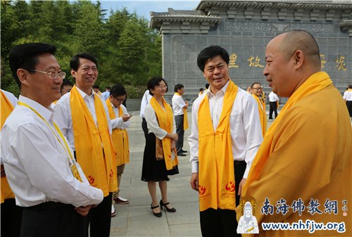 印顺大和尚与湖北省政协主席杨松(中)交谈 摄影:顿俊