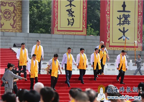 泰国国际宗教文化部副主席周力平先生(左一)参加此次活动 摄影:顿俊