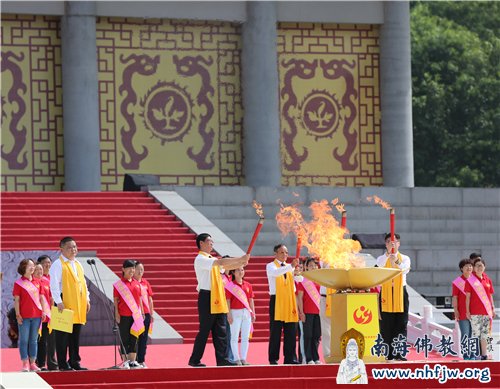 《三献礼》的唱诵乐舞声中,嘉宾代表点燃圣火 摄影:顿俊