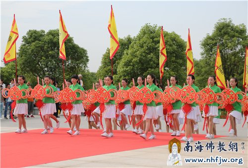 代表与时俱进地增添了社会主义核心价值观的方阵入场 摄影:顿俊