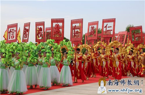 手持“信、智、礼、义、仁”等字样的方阵步入会场 摄影:顿俊