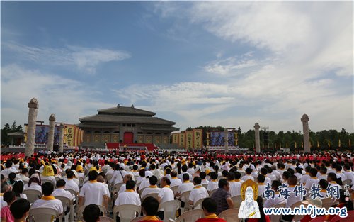 随州上空,阳光灿烂、惠风和畅、生机盎然,嘉宾们共同期待着激动人心的一刻 摄影:顿俊