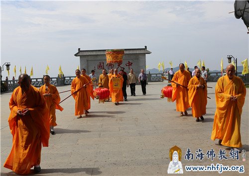 仪仗队迎接孙副会长 摄影:顿俊