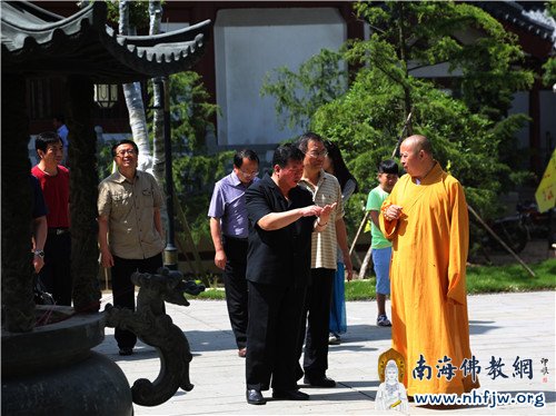 孙副会长与印顺大和尚边走边聊