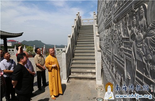 参观慈恩寺精美佛教石雕 摄影:顿俊