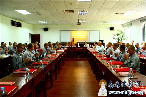 座谈会上,印顺大和尚向大家开示,讲述弘法寺的发展及对学僧们的殷切期望