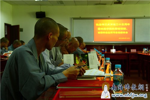座谈会开始前,学僧们正在认真阅读《盛世禅踪》,了解弘法寺的发展历程